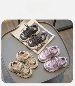 Draufsicht auf atmungsaktive Mesh-Laufschuhe für Kinder in Grau, Beige und Lavendel