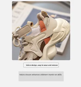 Nahaufnahme der Kinder-Sportschuhe mit Klettverschluss und atmungsaktivem Mesh-Material