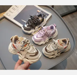 Detailansicht der atmungsaktiven Kinder-Sneaker in mehreren Farben mit Klettverschluss