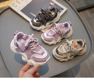 Drei Paar atmungsaktive Mesh-Sneaker für Kinder in Lila, Grau und Beige Tönen