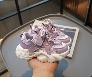 Detailansicht der lila-weißen atmungsaktiven Mesh-Sneaker für Kinder mit dicker Sohle