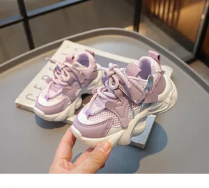 Detailansicht der Kinder-Sneaker mit lila atmungsaktivem Mesh und Kunstleder-Struktur