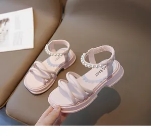 Dettaglio di sandali rosa per bambina con cinturini morbidi ed eleganti perle alla caviglia