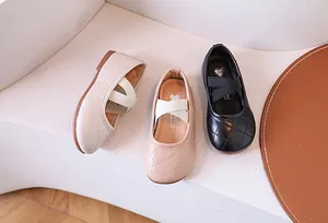 Dettaglio di ballerine Mary Jane da bambina trapuntate con cinturini elastici in tre colori