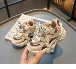 Detailansicht des atmungsaktiven Mesh-Obermaterials und Kunstleders am Kinderschuh
