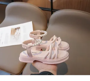 Dettaglio del sandalo rosa con zeppa per bambina con cinturino decorato con perle finte