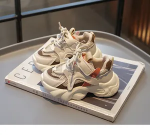 Detailansicht der atmungsaktiven Mesh- und Kunstlederelemente am Kinder-Sneaker
