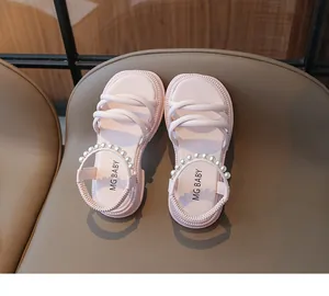 Dettaglio di sandali rosa da bambina con perle e suola spessa in gomma antiscivolo