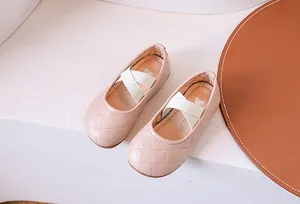 Dettaglio ballerine rosa trapuntate da bambina con elastici e suole in gomma morbida