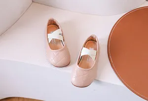 Dettaglio di scarpe Mary Jane trapuntate rosa con cinturini elastici e suola in gomma