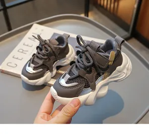 Nahaufnahme der grauen Kinder-Mesh-Sneaker mit klobiger weißer Sohle und Lederdetails