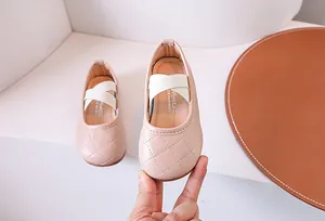 Dettaglio di ballerine rosa per bambine con motivo trapuntato e cinturini elastici