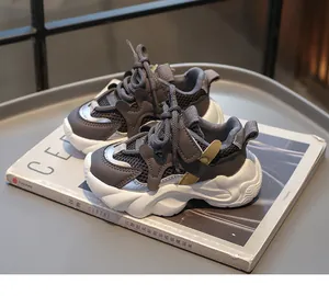 Detailaufnahme grauer und weißer atmungsaktiver Mesh-Sneaker auf einem Lifestyle-Magazin