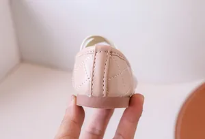 Dettaglio di ballerine rosa trapuntate da bambina con cuciture bianche e talloni rinforzati