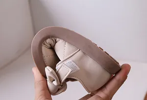 Dettaglio della suola in gomma flessibile delle scarpe Mary Jane beige da bambina