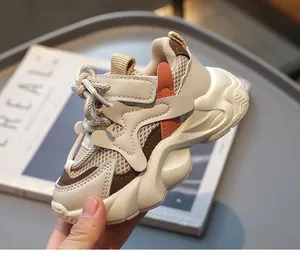 Details von Kinder-Mesh-Sneaker mit dicker Wellensohle und Klettverschluss für einfaches Tragen