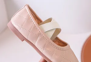 Dettaglio di ballerine rosa per bambine con motivo trapuntato e cinturini elastici