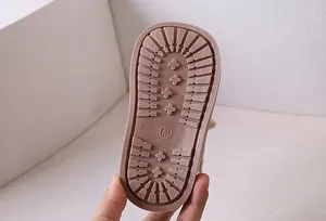 Dettaglio della suola in gomma antiscivolo con taglia 23/165 per scarpe bambina