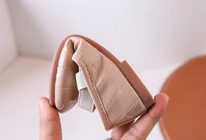 Dettaglio delle scarpe flessibili in pelle per bambina con motivo trapuntato ed elastico