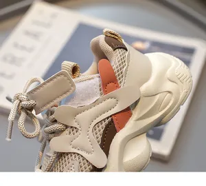 Detailaufnahme der Kinder-Chunky-Sneaker mit Mesh- und Leder-Patchwork-Textur im Retro-Stil