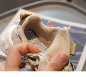 Nahaufnahme des flexiblen, atmungsaktiven Netzfutters und gepolsterten Schuhkragens