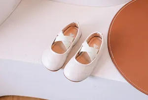 Dettagli scarpe Mary Jane trapuntate color crema per bambine con cinturini elastici