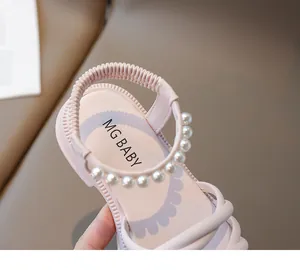 Dettaglio di sandali rosa per bambina con perle finte e cinturino elastico comodo