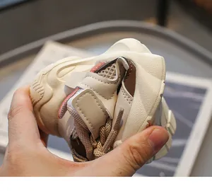 Nahaufnahme der flexiblen Sohle, die die Biegsamkeit dieser Kinderlaufschuhe zeigt