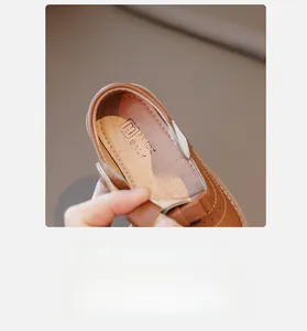 Détail de la doublure intérieure douce et semelle respirante des chaussures pour filles