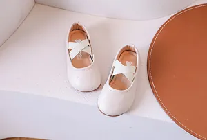 Dettaglio scarpe Mary Jane beige trapuntate con cinturini elastici incrociati