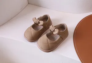 Dettaglio laterale di Mary Jane trapuntate color kaki con fiocco e suola morbida spessa