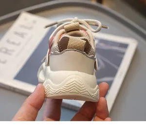 Nahaufnahme der Kinder-Sportschuhferse mit praktischer Zuglasche und dicker Gummisohle