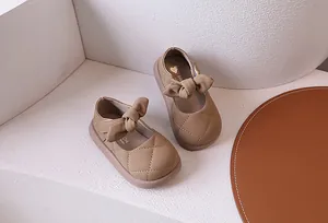 Vista dettagliata di Mary Jane kaki con trama trapuntata e fiocco decorativo in 3D