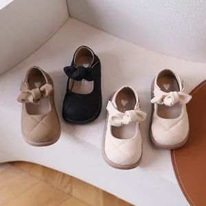 Scarpe Mary Jane da bambina con punta trapuntata e fiocco decorativo in quattro colori
