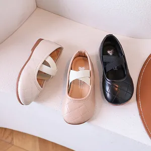Scarpe Mary Jane trapuntate da bambina con cinturini elastici incrociati in bianco rosa nero