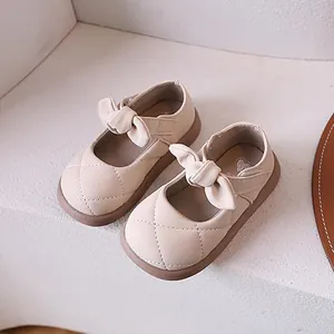 Scarpe Mary Jane da bambina beige con motivo trapuntato e fiocco su suola in gomma
