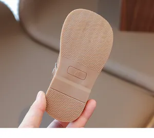 Vue détaillée de la semelle en caoutchouc antidérapante avec marquage pour chaussures fille