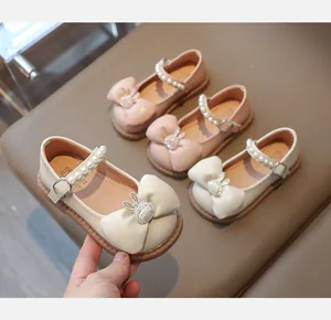 Détail de chaussures Mary Jane pour fille avec bride en perles et nœud lapin sur cuir