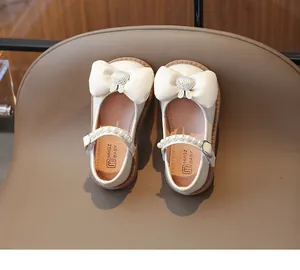 Détails des babies pour filles avec nœud lapin et boucle en perles sur cuir beige