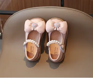 Détail de chaussures Mary Jane roses pour filles avec nœud lapin, perles et fini brillant