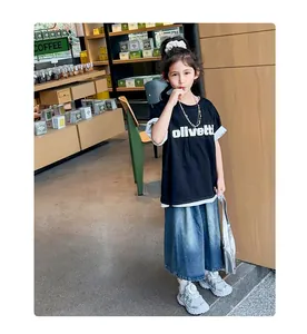 Completo estivo da ragazza con t-shirt nera e gonna lunga in denim blu lavato