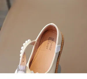 Détail de chaussures de princesse pour fille avec semelle cuir et décorations perles