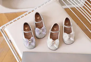 Détail de chaussures Mary Jane pour filles avec paillettes, perles et nœud en tulle