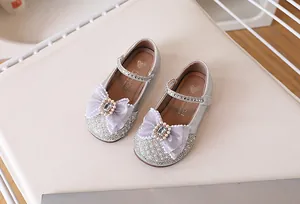 Détail de ballerines Mary Jane argentées pour filles avec strass, perles et nœud