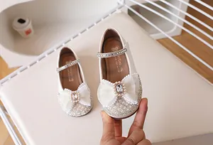 Détail de chaussures de princesse pour filles avec perles, paillettes et nœud en dentelle