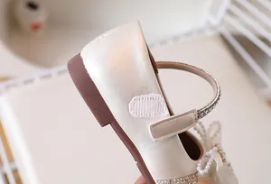 Détail de Mary Janes blanc perle pour filles avec semelle caoutchouc et bride velcro