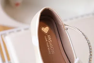 Détail de ballerines crème pour filles avec motif de cœur et strass scintillants