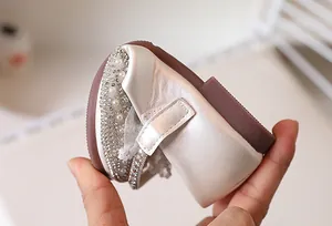 Vue détaillée de la semelle souple en caoutchouc d'une chaussure fille argentée