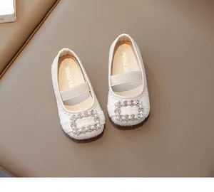 Detalle de merceditas para niña en tweed con hebilla de perlas y correa elástica cómoda