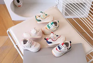 Dettaglio scarpe primi passi neonato con chiusura in velcro e tessuto traspirante